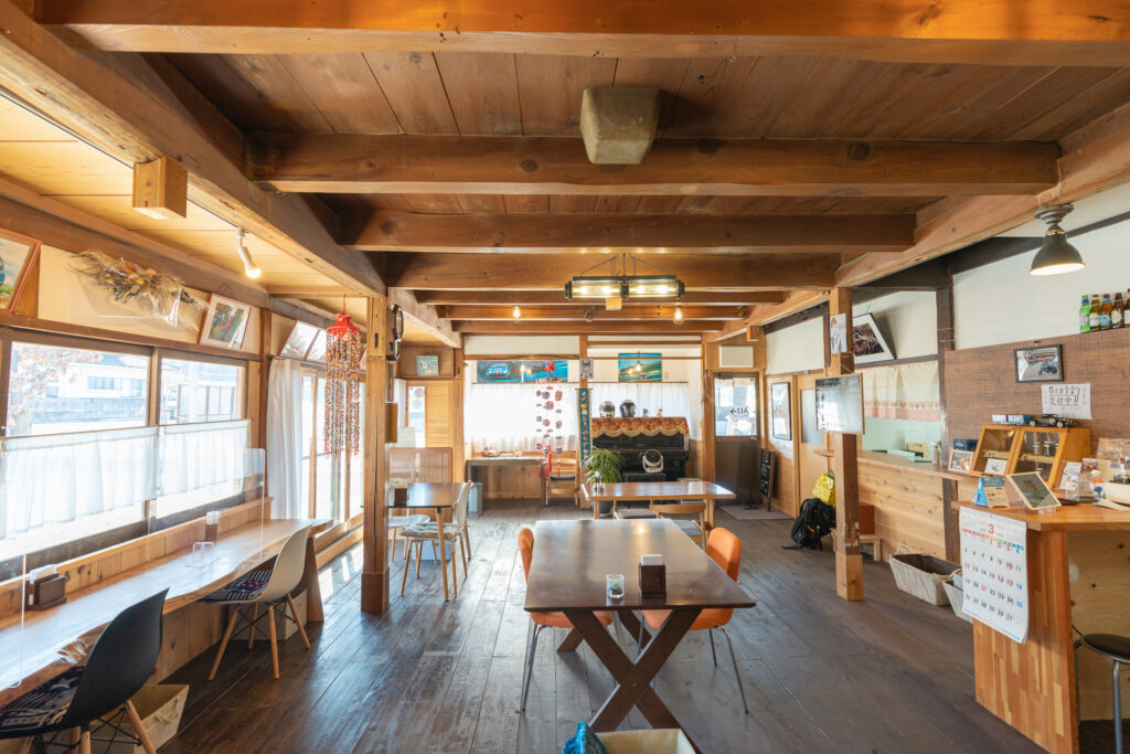 カフェ・エピス 、店内